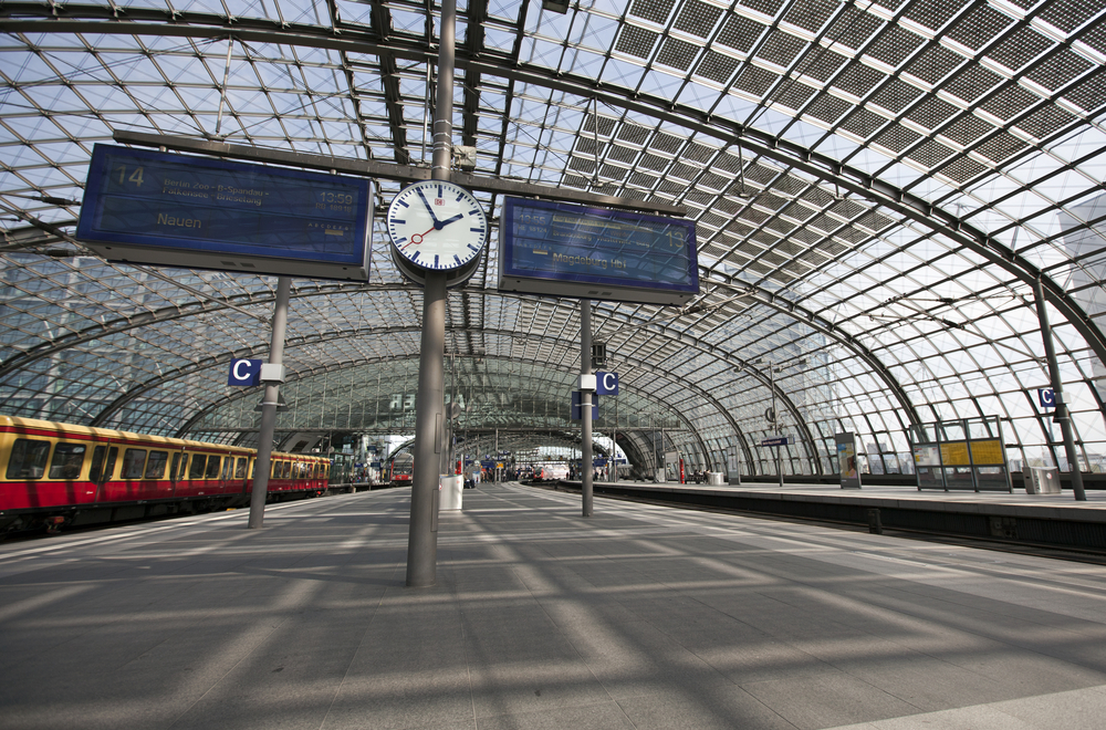 Berlin Hbf (tief): Hauptbahnhof Mit Unterschiedlichen Ebenen